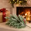 Pinheiro artificial de Natal com galhos laterais, geada, pinhas, bagas vermelhas e plantas verdes simuladas para adereços de fotografia de e-commerce