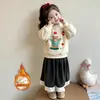 Moletom Feminino Outono/Inverno 2025 Novo Estiloso Infantil Bebê Final do Outono Casual Gola Redonda Manga Longa Forrado com Fleece Top Tendência