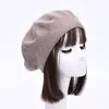 Boina de Lana de Color Sólido Tejida al Crochet Venta al por Mayor de Fábrica Boina de Gama Alta Estilo Francés Sombrero de Invierno Cálido sin Visera Personalización