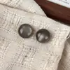 Brincos de pérola redondos e planos com pedra olho de gato simples e estilosos para mulheres, únicos e bonitos, requintados e modernos, adequados para uso diário