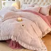 Estilo Princesa Francesa Juego de Cuatro Piezas de Leche Fleece Doble Cara Invierno Franela Coral Fleece Funda de Edredón Sábana Gruesa Faldón de Cama Ropa de Cama