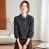Design de Sentido Primavera/Outono 2026 Gola Oblíqua Zíper Tricô Feminino Top de Tricô Solto Moda Versátil Camada Base Redutora de Idade Tendência