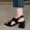 Sapatos de Salto Alto para Mulheres 2026 Verão Novo Estilo Francês Sandálias Abertas na Ponta com Tiras Cruzadas Elásticas Pretas Salto Bloco Macio Bico Quadrado