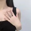 Anillo de Lujo Exagerado Europeo y Americano con Diamantes Brillantes Micro-Pavimentados de Circonita Anillo Creativo Elegante de Moda Envuelto en Cruz con Código de Color para Mujer