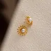 Pendientes de Acero Inoxidable con Perlas Estilo Metal Europeo y Americano con un Toque de Lujo, Tachuelas de Girasol y Hoja de Arce, Pendientes de Declaración Únicos y Audaces
