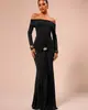 Outono e inverno de 2025 novo sexy moda figura ombro a ombro gola plissada metal decoração vestido longo