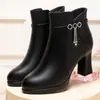 Botas de Algodão com Salto Grosso Antiderrapantes de Inverno para Mães Mulheres 2026 Novas Botas Curtas de Couro Pretas para Trabalho Sapatos de Couro Profissionais Versáteis