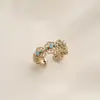Anillo retro floral en tono café dorado, una pieza lujosa y única con un aire de alta gama, diseñado para apilar, con un borde de encaje, y perfecto para el dedo índice, ofreciendo un estilo moderno e individual