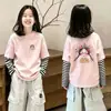 Camiseta de manga longa de algodão puro para meninas primavera e outono 2026 nova elegante listrada com retalhos para crianças grandes e médias camada base top moderna