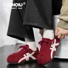 Zapatos Globales para Mujer Otoño 2026 Vino Tinto Suela Gruesa Tenis Blancos Zapatos de Plataforma Versátiles Planos Aumentadores de Altura Tenis Deportivos