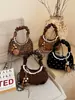 Bolso de mano plisado de lunares retro estilo coreano para mujer, nueva colección otoño 2026, elegante y versátil para el trabajo y el uso diario, bolso de hombro o bolso cruzado