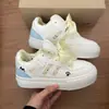 Zapatillas blancas de plataforma alta 2026 modelo nuevo primavera/otoño, transpirables, ligeras, suela blanda, mocasines de moda estilo coreano