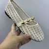 Zapatos planos de ganchillo huecos nuevos transfronterizos para mujer, zapatos Mary Jane con remaches, zapatos de malla transpirable de una sola pieza, talla grande, zapatos de mujer de comercio exterior