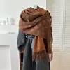 Novo cachecol de imitação de cashmere de cinco estrelas e quatro folhas para outono e inverno para mulheres, xale longo espesso com franjas feito de fio fiado no núcleo, atacado para transmissão ao vivo