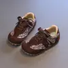 Zapatillas de entrenamiento alemanas finas con estampado floral estilo coreano para niños, colección otoño 2026, zapatillas retro de velcro para niñas, zapatos casuales