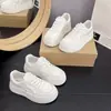 Zapatillas Deportivas Blancas de Cuero Transpirable para Mujer Otoño 2026 Versión Coreana Nuevas Ultraligeras de Suela Gruesa para Aumentar la Altura Casual Versátiles