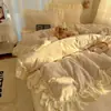 Juego de ropa de cama de cuatro piezas de terciopelo de leche con encaje y estampado de mariposas, engrosado para abrigar en otoño e invierno, incluye una funda de edredón de vellón de coral y un juego de sábanas de tres piezas