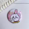 Jiyikawa Merchandising de Anime Broche Decorativo de Lata de Dibujos Animados Insignia Linda de Alto Valor de 58 mm para Estudiantes