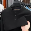 Nueva sudadera de terciopelo cepillado para otoño e invierno para hombre, casual y sencilla, con cuello alto y diseño de tres botones, ropa de hombre cálida y elegante