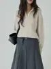 [Ou Fan] Suéter Soltinho com Gola de Tricô em Ponto Trançado e Decote V Macio e Aconchegante Estilo Coreano para Mulheres, Blusa em Camada Falsa de Duas Peças 11121
