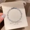 Pulseira geométrica oval com fecho de zircônia estilo francês, luxo leve com toque de alta qualidade, pulseira requintada com design simples, joia de nicho para mulheres