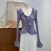 Puro y seductor, este top de punto de manga larga para mujer presenta un nuevo diseño de otoño/invierno con ribete de volantes, un escote en V, un corte ajustado y un favorecedor largo corto.
