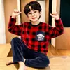 Conjunto de pijama de franela para niños de otoño e invierno, cálido, para niñas y niños, engrosado, con estampados de dibujos animados, cuello redondo y hecho de vellón de coral para un uso cómodo en casa.