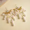 Pendientes de borla de flor de concha blanca transfronterizos europeos y americanos con perlas, pendientes de estilo de corte francés, pendientes ligeros y lujosos con un toque de alta gama