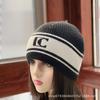 Estilo Chanel gorro de protección auditiva a rayas de letras blanco y negro gorro de lana gorro de lana C gorro de punto similar a la lana gorro de punta diseño de nicho