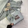 Bolsas de Mujer Transfronterizas 2026 Nueva Moda Tendencia Bolso Cubo de Paja con Letras Versátil Bolso de Hombro y Cruzado para la Playa
