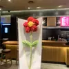 Un Pequeño Ramo de Flores de Hilo Rojo Ganó el Primer Premio en el Día de la Madre, una Recompensa para los Estudiantes en los Exámenes de Ingreso a la Preparatoria y la Universidad, y un Regalo para el Día de la Mujer