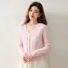 Cardigã de cashmere macio com decote V estilo francês para mulheres, com botões de pérola, design de trança de dois fios e uma jaqueta suéter versátil para o inverno
