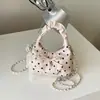 Otoño temprano 2026 nuevo diseño de lunares dulce y fresco con pliegues bolso cruzado elegante con cadena al por mayor bolso de mujer