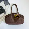 Bolso tote grande de leopardo retro para mujer, bolso de hombro simple de piel suave con un amuleto de felpa, adecuado para ir al trabajo y para uso casual