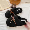 Chinelos de algodão fofos para mulheres, com design de laço, adequados para outono e inverno, com forro de fleece adicional para maior aquecimento e uma sola antiderrapante para uso interno.. Novo estilo 2026