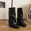 Botas de montar minimalistas hasta el muslo con tacones gruesos, botines a media pantorrilla, estilo nicho de moda otoñal con hebilla de cinturón y característica de aumento de altura