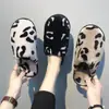 Chinelos de pelúcia de algodão de inverno, estampa de leopardo estilo coreano, modernos e elegantes, vestuário caseiro da moda, quentes e antiderrapantes, chinelos de veludo de algodão femininos