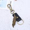 LLavero de piel de vaca con plumas de aleación de bronce, suministro de fábrica, joyería retro para hombre, pequeños regalos creativos de cuero retro