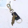 Suministro de Fábrica Aleación de Bronce Antiguo Pluma Cuero Llavero Retro Accesorios para Hombre Creativo Vintage Cuero Pequeños Regalos