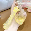 Lindo colgante de llavero de fresa brillante con infusión de aceite, decoración de llavero de juguete de dibujos animados linda y moderna para mochila, pequeño regalo