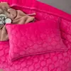 Um par de fronhas acolchoadas e espessas, uma para cama de solteiro, uma de tamanho padrão