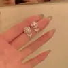 Pendientes de botón de flor de rosa de circón transparente estilo aguja plateada pequeños exquisitos lujo ligero sensación de alta gama joyería para orejas de moda mujeres