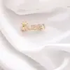 Broche de Diamantes Brillantes Elegante de Alta Gama con Letra Inglesa Pin de Solapa para Traje Anti-Exposición para Mujer Accesorio Versátil para Ropa