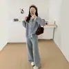 Nueva colección de otoño e invierno: conjunto de dos piezas moderno para mujer con diseño de dos piezas falso, detalles de patchwork, un suéter de botones y pantalones de pierna ancha
