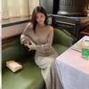 Vestido de Punto Hua Hua Yuan Ideal Omni Elegante Ceñidor de Cintura para Mujer, Diseño Otoño e Invierno, Vestido Largo Falso de Dos Piezas Hombros Descubiertos
