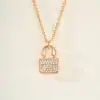 Nova Versão do Colar com Pingente de Bolsa Letra Kangkang H para Mulheres, Feito de Prata Pura com um Estilo de Luxo Leve, Ouro Rosa 18K, Totalmente Cravejado com Diamantes, Corrente Clavícula com Pingente