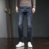 Calça jeans stretch estilo Hong Kong para homens, primavera/outono de 2026, corte reto solto, elástica, amiga da pele, confortável, calça business casual