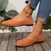 Zapatos planos cómodos con una abertura poco profunda, diseñados en un estilo europeo y americano, disponibles en tallas grandes para mujer, y en varios colores con punta cuadrada para realzar la forma de los pies. Disponible en stock