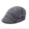 Boina estilo coreano Gorra cálida hacia adelante Gorra para personas de mediana edad y mayores Gorro de lana a cuadros cálido retro de invierno