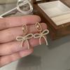 Pendientes de lazo de perla de alta gama con diseño de nicho para mujer, de plata S925, ligeros, elegantes, sencillos y combinables.